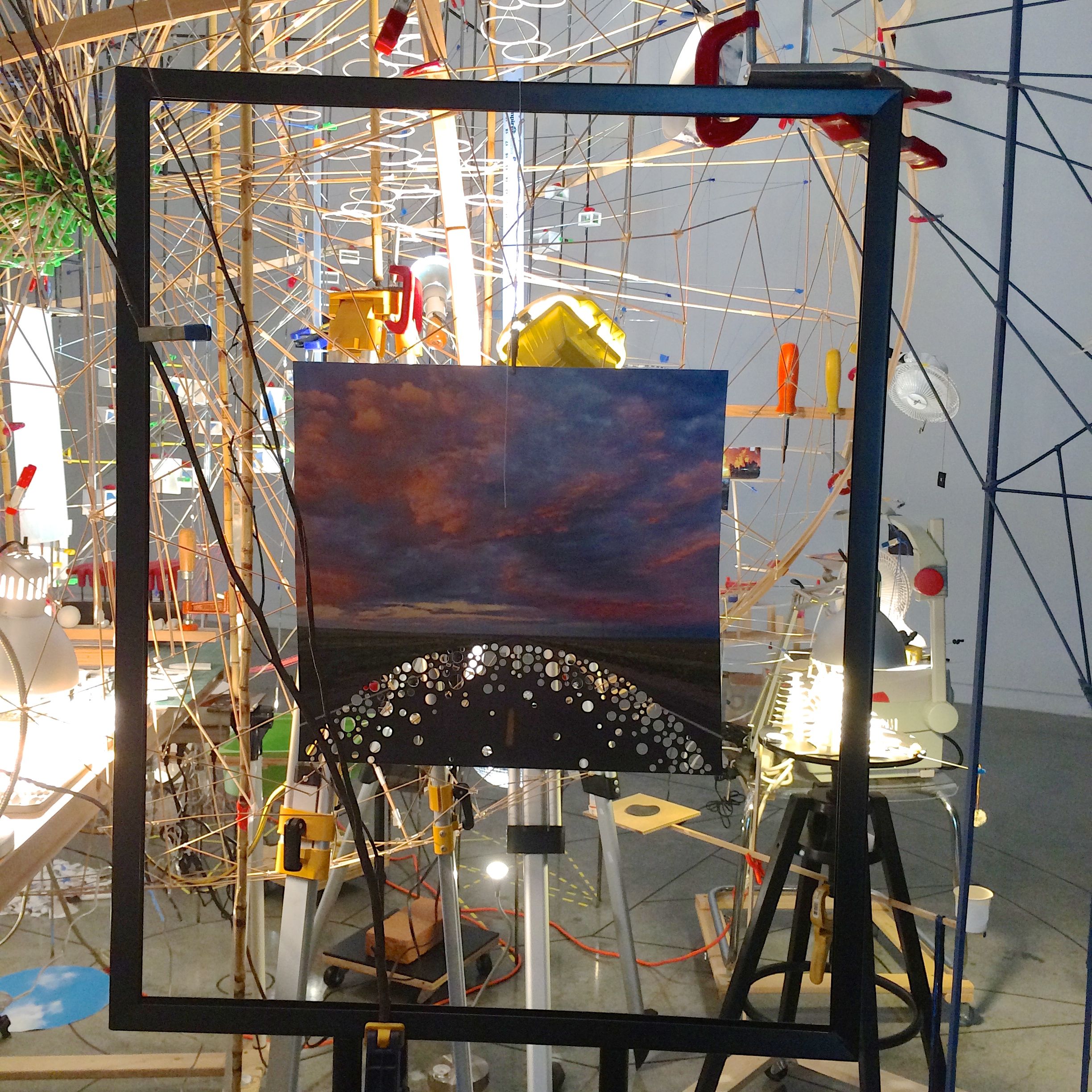 アート・デザイン・音楽 TRIPLE POINT by SARAH SZE Sarah Sze's Triple Point (Pendulum) goes on view at MoMA