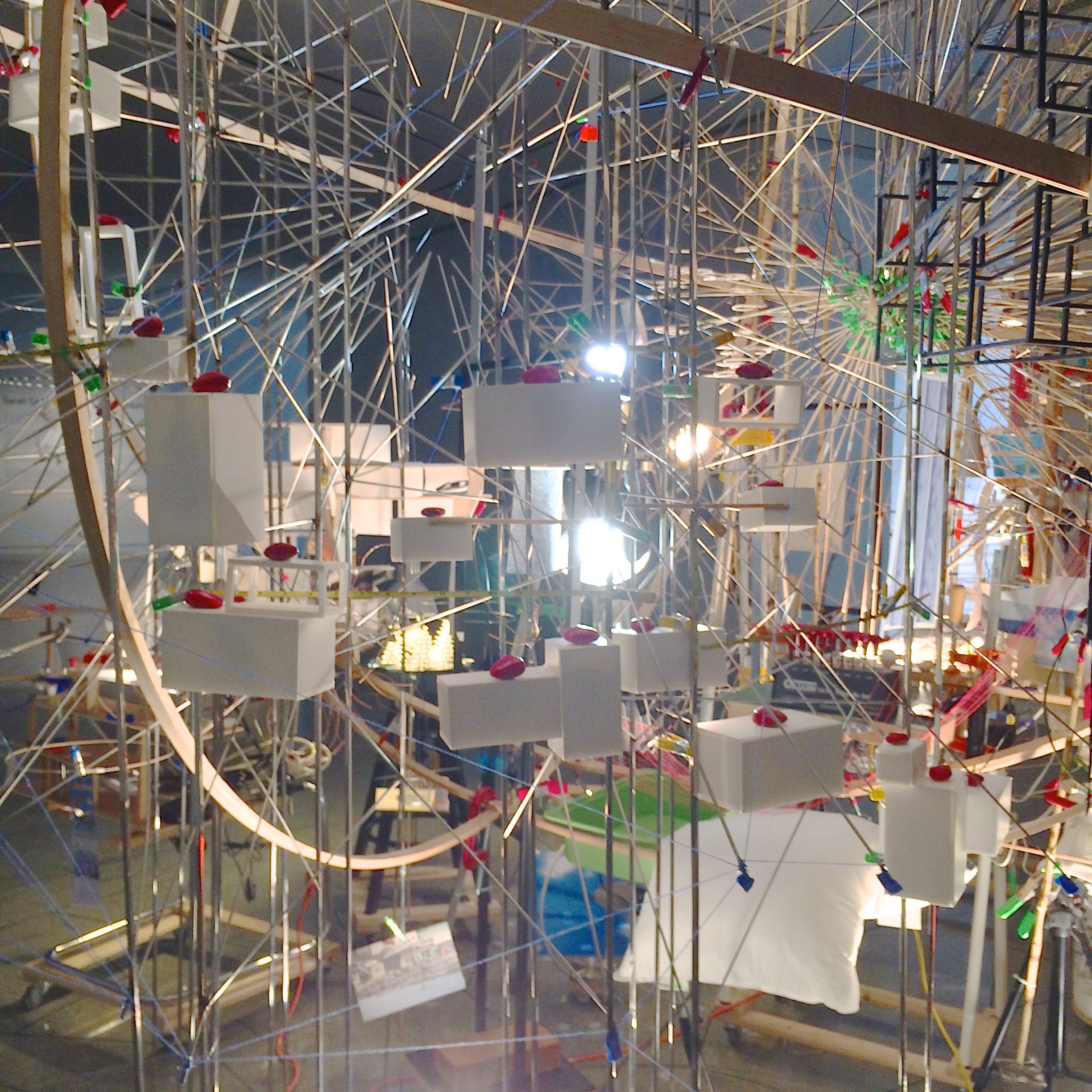 アート・デザイン・音楽 TRIPLE POINT by SARAH SZE Review: 