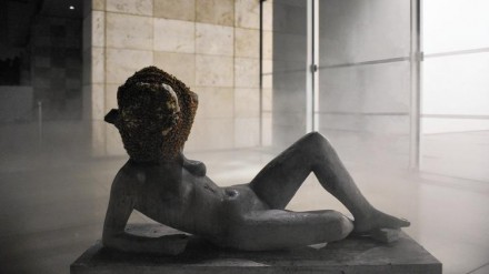 Pierre Huyghe, Untitled (Liegender Frauenakt) (2012), Courtesy Stefanie Keenan for LACMA
