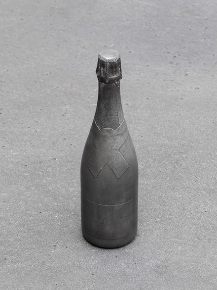 Alicja Kwade, The heavy weight of lively light (2015), via Johann König