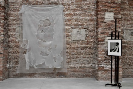 DavidHammons-Untitled-2007_PeterHujar-Draped Male Nude (I)-1979_Puntadelladogana_SK1