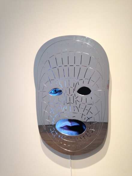 Tony Oursler, ¡OWE! (2015)