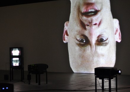 BruceNauman_FondationCartier_skitching_6