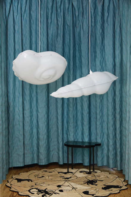 Charlap Hyman & Herrero, Shell Lamp I, Moulded plastic, and Astrologia Zodiac Black Natural Abaca Round Rug, Hemp, 2018; Chiarastella Cattana, Dune, Jacquard woven textile, 2019; Yali, Vignole Table, Glass top, iron base, 2019. © Annie Schlecter. 