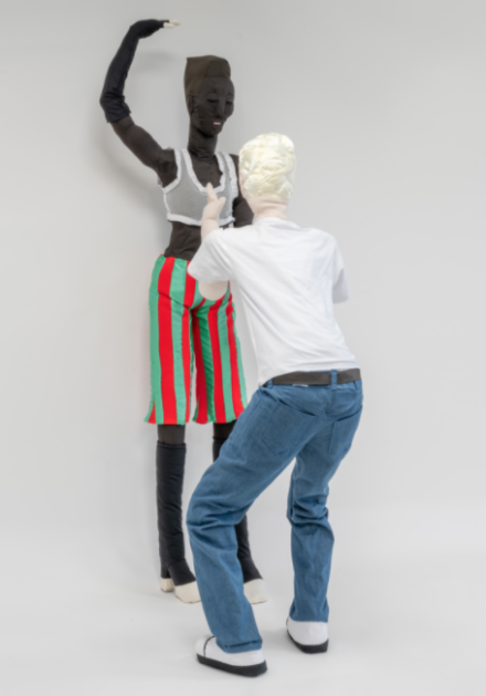 Raphaela Simon, Model mit Dresserin (2020), via Max Hetzler