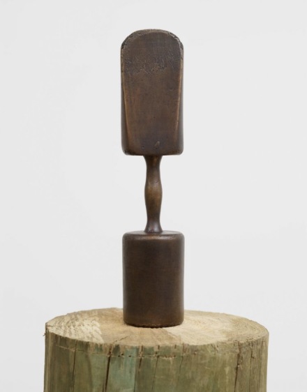 Oscar Tuazon, Sand Hammer (2021), via Luhring Augustine