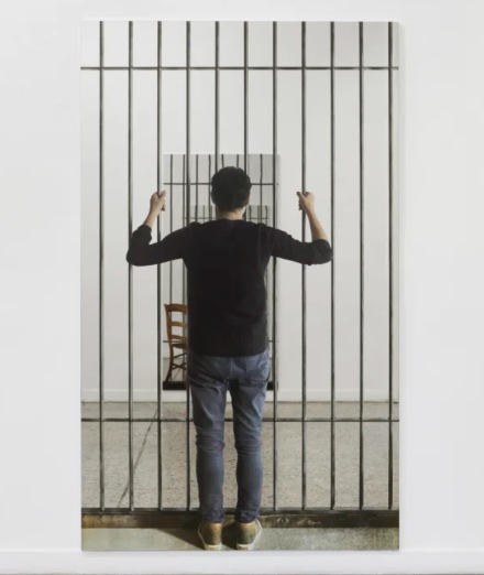 Michelangelo Pistoletto, Uomo che guarda attraverso la gabbia (2018), via Simon Lee
