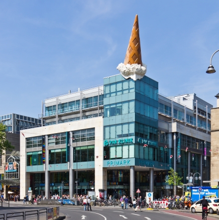 Neumarkt-Galerie, Köln mit Skulptur Dropped Cone - Claes Oldenbu