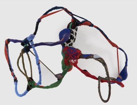 Sonia Gomes, Coroa de reis (2022), via Pace