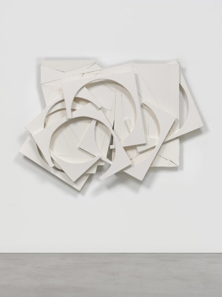 Wyatt Kahn, A Bar (2022), via Eva Presenhuber