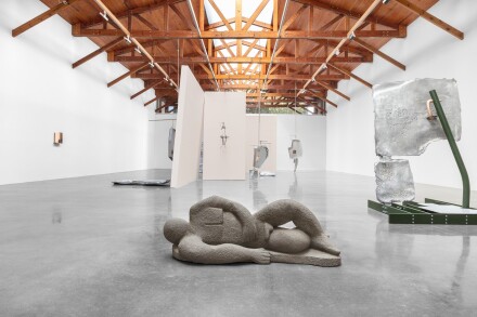 Nairy Baghramian, modèle vivant (Installation View), via kurimanzutto