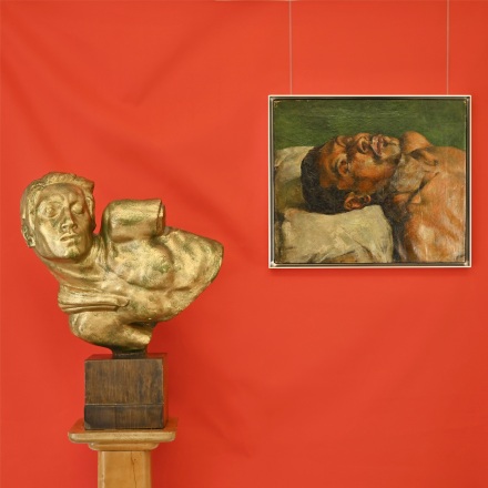De izquierda a derecha: John Lundqvist, Figuras de estatuas de la resurrección, Skogskyrkogården (c. 1928-41) y Emile Thysebaert, The Sleeping Man (c. 1873-1963), Vendelmans, Londres