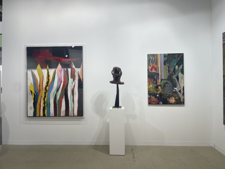Harold Ancart (izquierda); Huma Baba (escultura); Daisy Sheff (derecha)